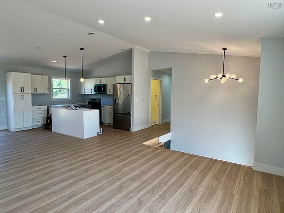 5th image of 28 Centennial Dr