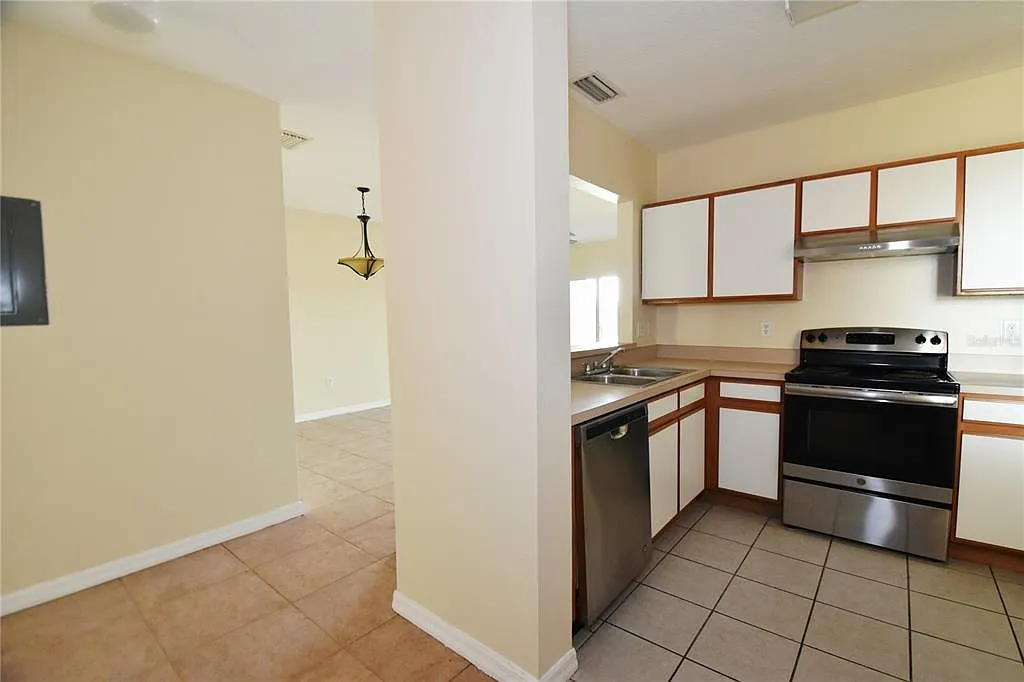3 bed, 2.0 bath, 1151 sqft, $1,600 — Photo 3