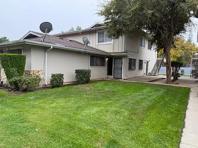 Building Photo - 2639 W Fairmont Ave #103
