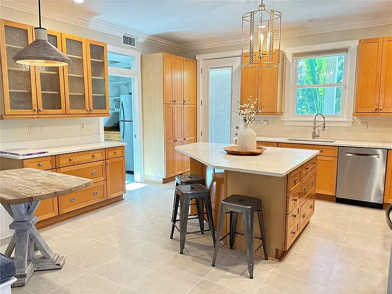 324 Julia Pl — Photo 16