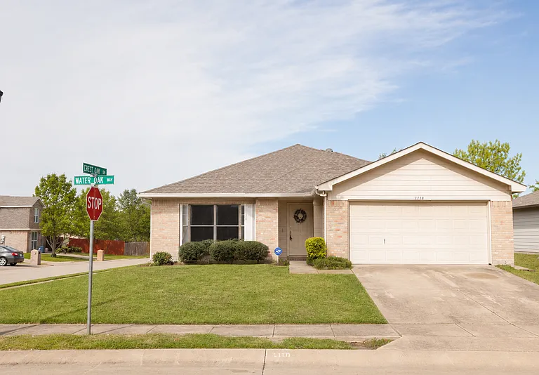 1118 Water Oak Way — Photo 2