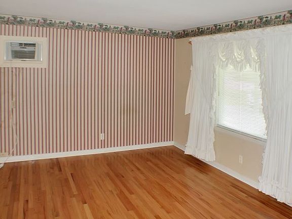 4th image of 516 Lexington Dr