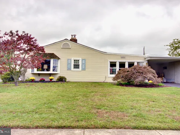 11 Primrose Ln, Levittown, PA 19054