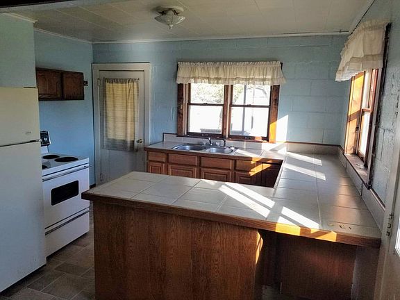 Kitchen- stove and refrigerator furnished