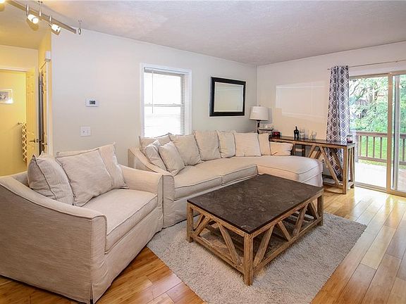 5th image of 126 Broxbourne Dr