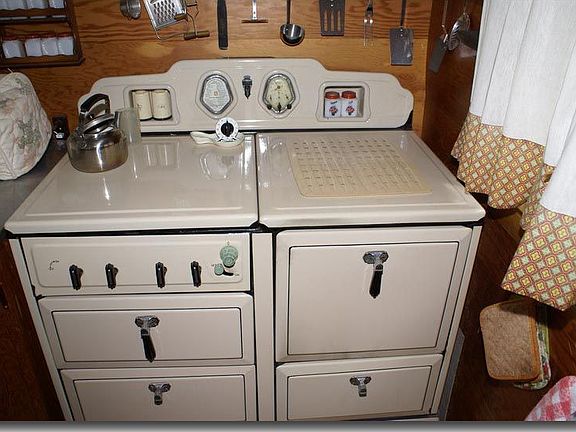 This orginal Okeef and Merritt stove stay with the home... still fully functio