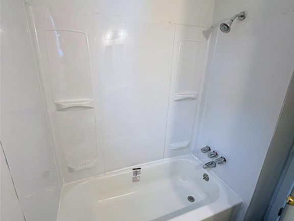 5th image of 16572 Snowden St