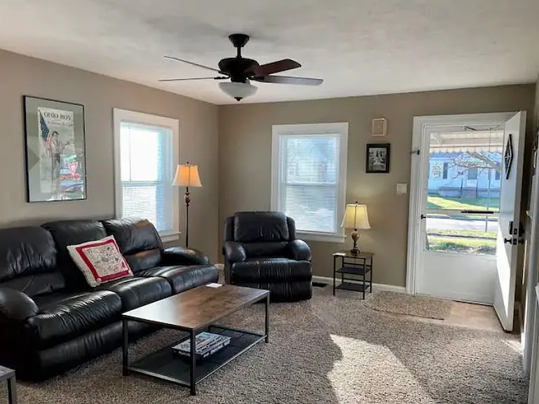 2804 White Oak Dr — Photo 2