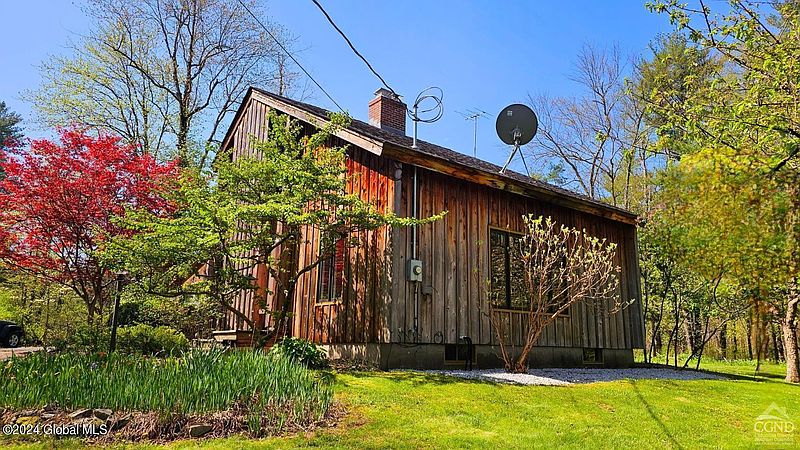 3rd image of 215 Pine Road