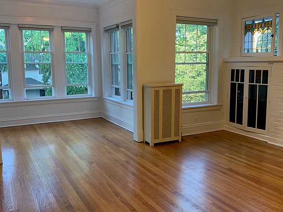 2nd image of 1633 W Catalpa Ave #2