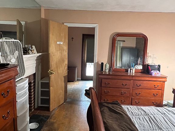 4th image of 2430 Broadbridge Avenue