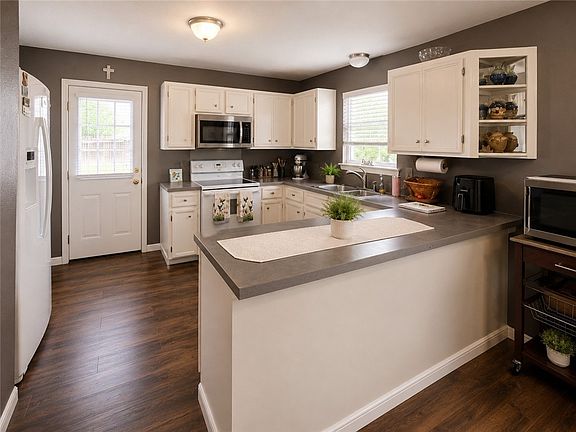 5th image of 406 Bayview Blvd