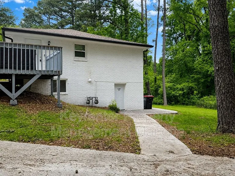 1138 Gerald Pl SW #B — Photo 3