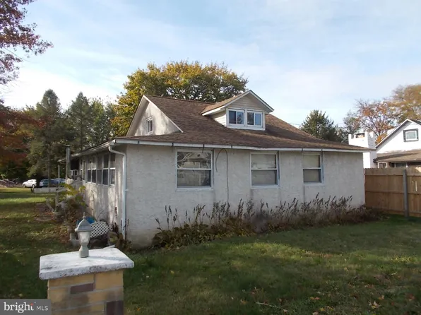 24 4th St, Douglassville, PA 19518