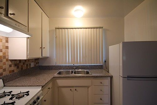 4th image of 976 E Villa St APT 14