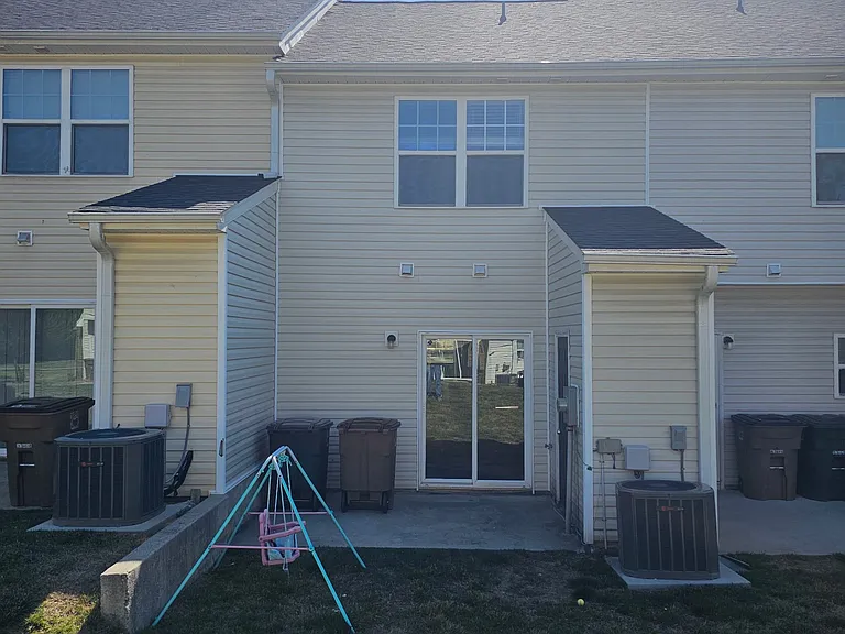 121 Summerland Dr — Photo 12