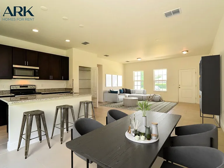 16673 SW 21st Cir — Photo 4