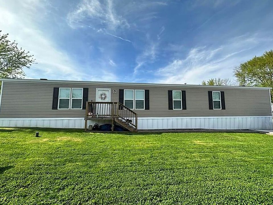 Main entrance side / yard
