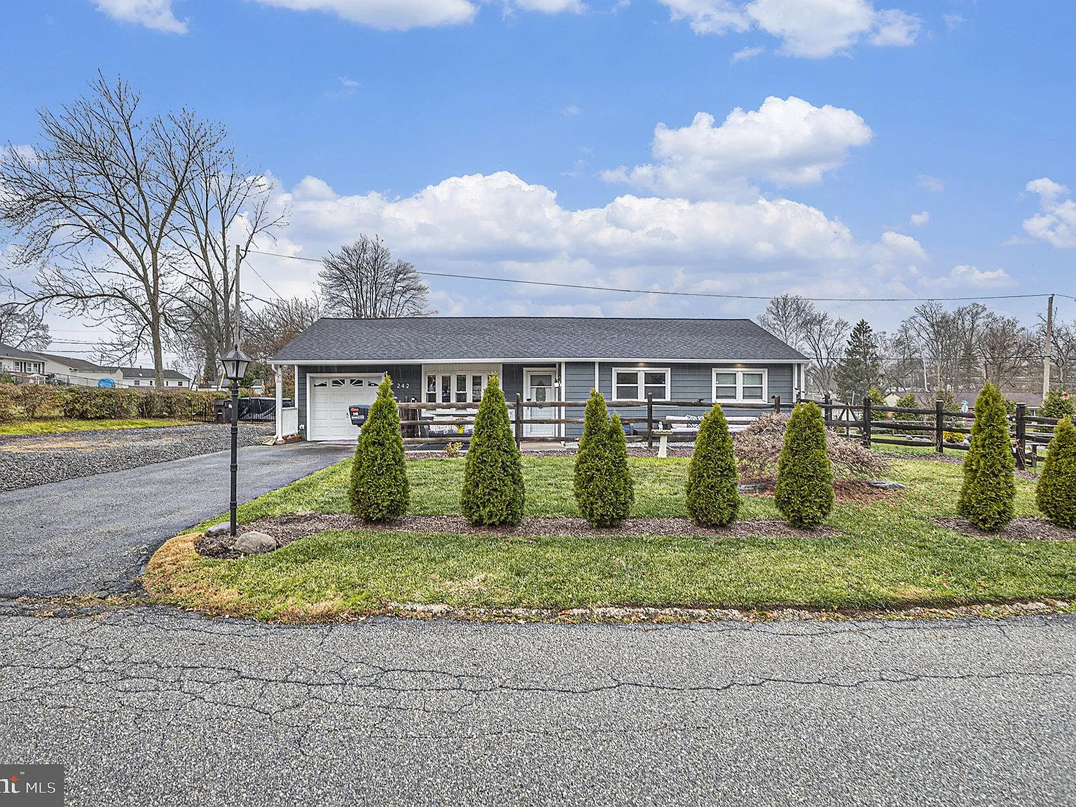 3 bed, 1.0 bath, 1071 sqft, $2,750 — Photo 3