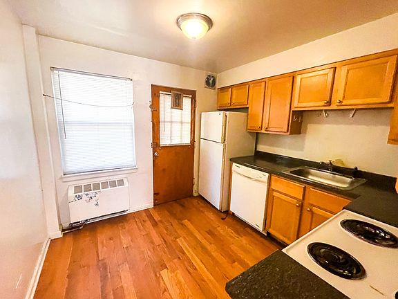 3rd image of 2104 W Farragut Ave #B1