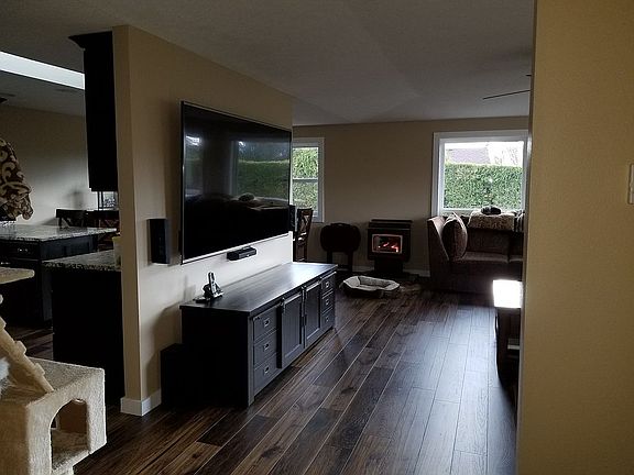 Living Room w/Carpet 3