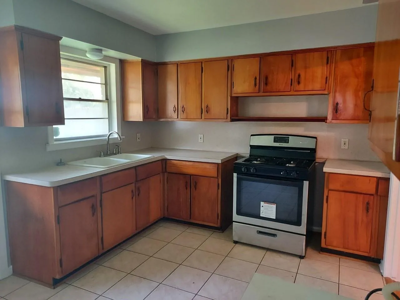 3 bed, 1.5 bath, 1102 sqft, $1,795 — Photo 3