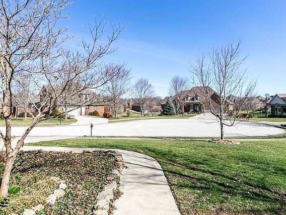 4th image of 1096 Bay Colony Dr