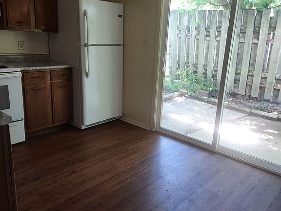 3rd image of 1124 Lake Forest Dr #A-c