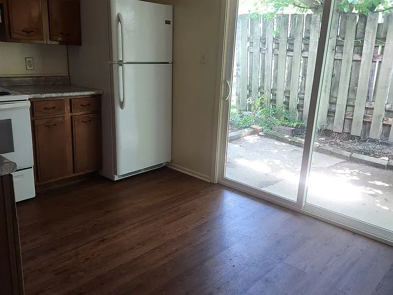 1124 Lake Forest Dr #A-C — Photo 3
