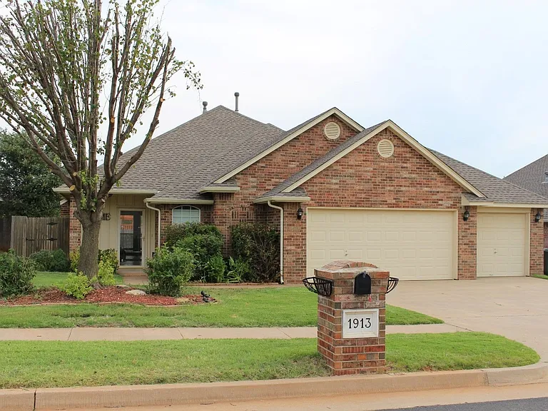 1913 Del Simmons Dr — Photo 1