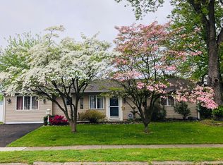 45 Schoolhouse Ln, Levittown, PA 19055