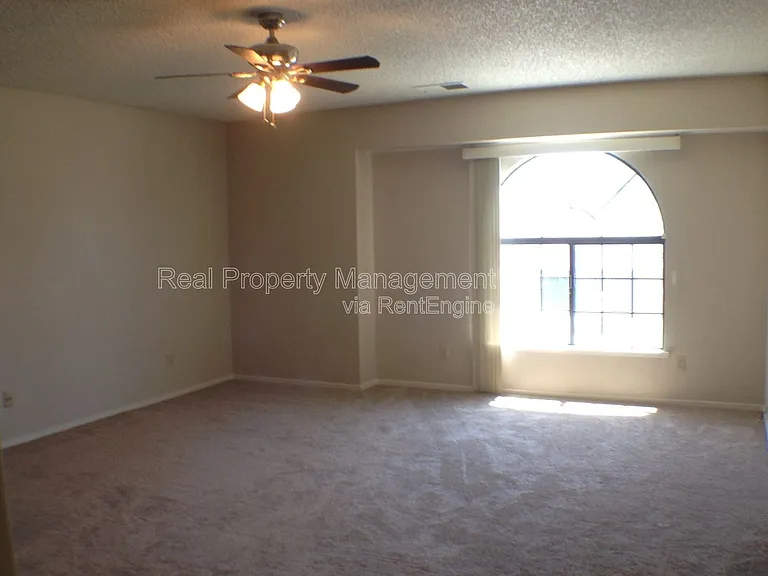 675 N Claremont Ave — Photo 18