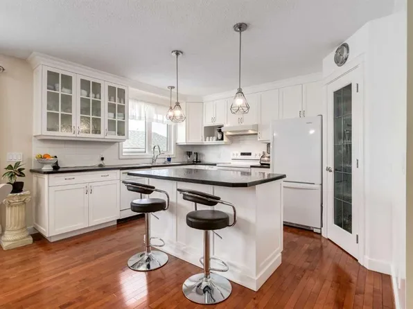 332 SW Pinemont Rd NE, Calgary, AB T1Y 1V7