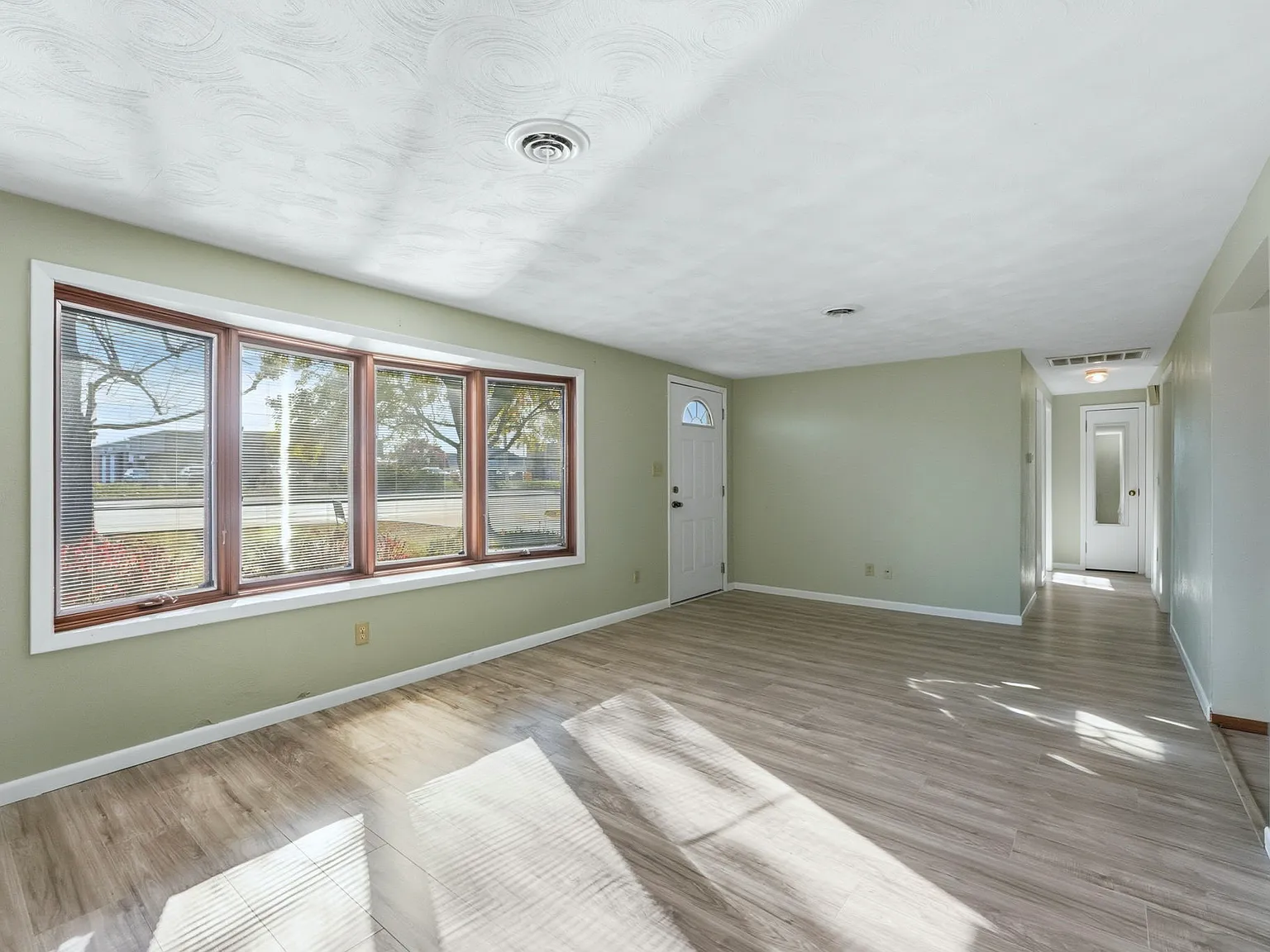 1532 W Dupont Rd — Photo 4