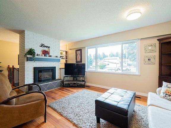 3rd image of 2994 Colwood Rd