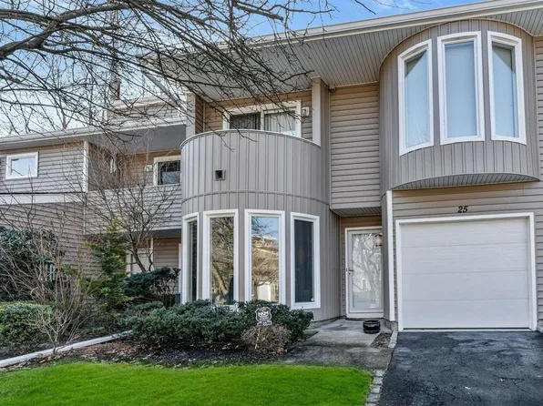 25 Kristin Lane #25, Hauppauge, NY 11788