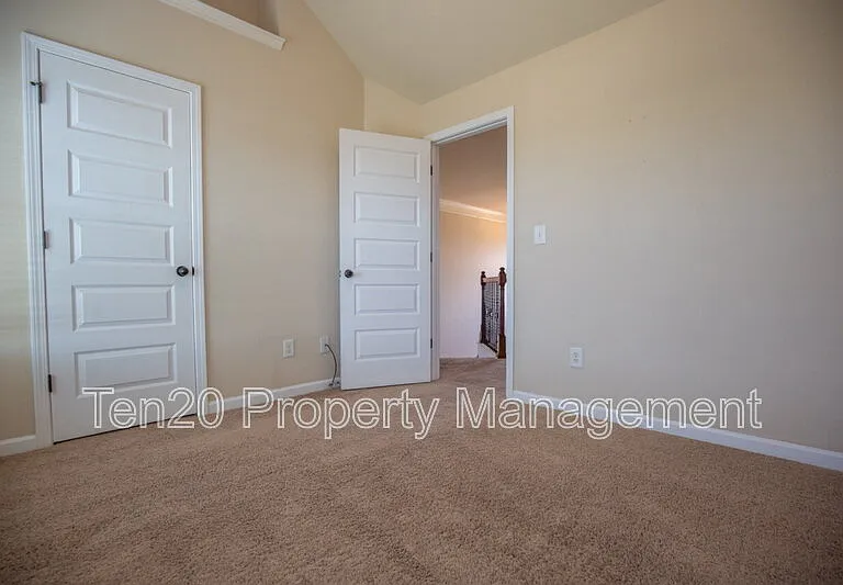 24 Sword St — Photo 10
