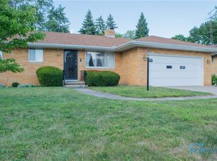 2713 Gladhaven Dr, Oregon, OH 43616