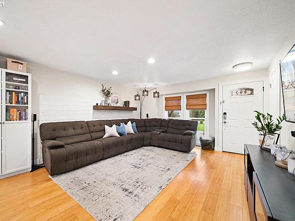 5th image of 285 NE Hyde Cir
