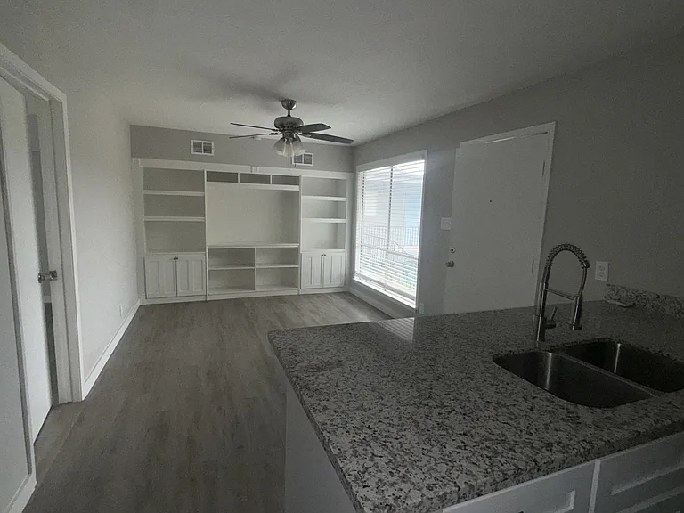 1660 Richmond Ave — Photo 17