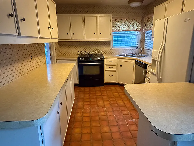 2225 S Division Ave — Photo 6