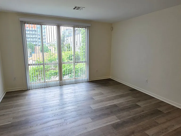 1501 Front St #202 — Photo 2