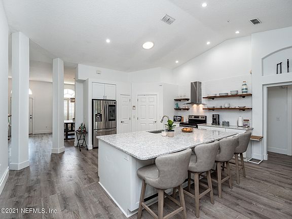 3rd image of 152 Crosscove Cir