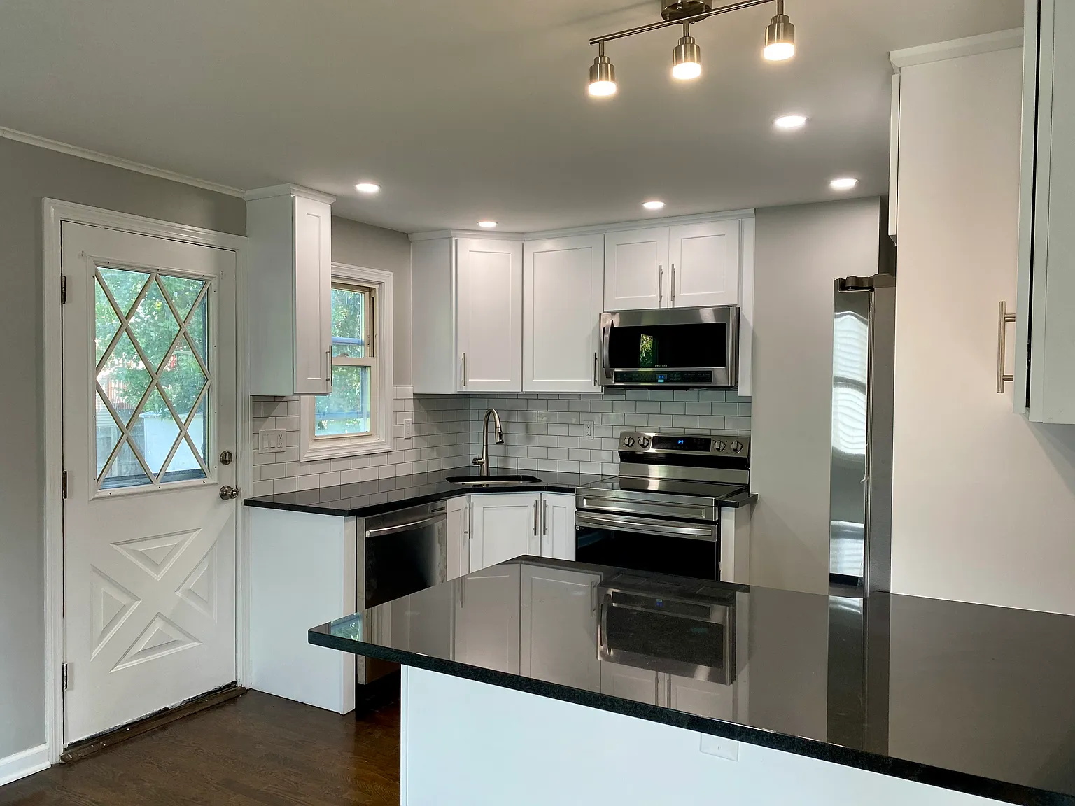 2 bed, 1000 sqft, $2,400 — Photo 3
