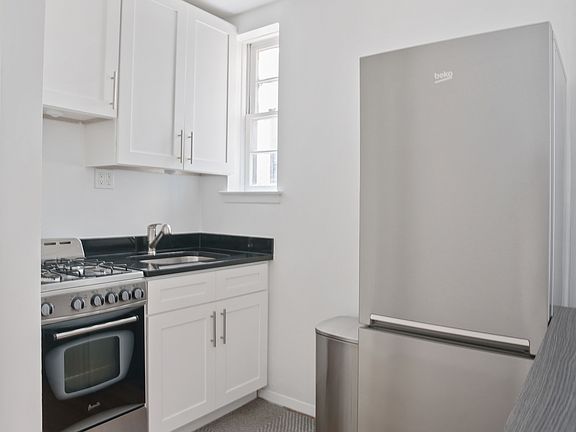 4th image of 150 E 83rd St APT 4C
