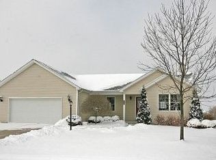 611 Sycamore Dr, Saint Joseph, IL 61873