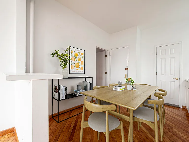 260 E 10th St #5 — Photo 3
