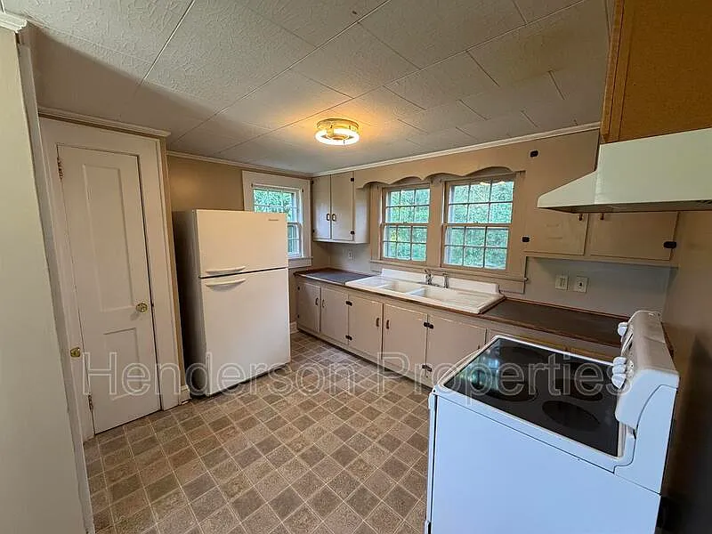 3 bed, 1.0 bath, 1312 sqft, $1,500 — Photo 4