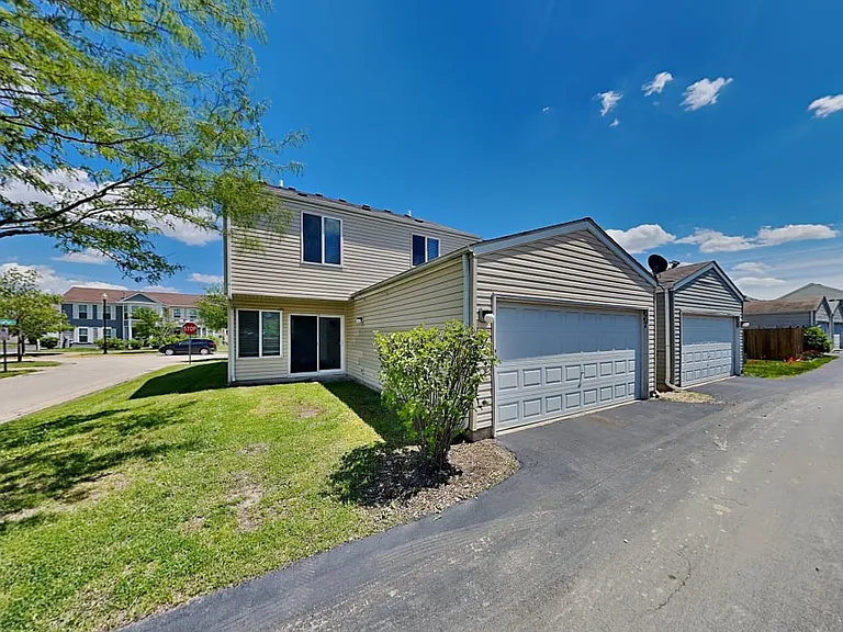 956 Four Seasons Blvd — Photo 3