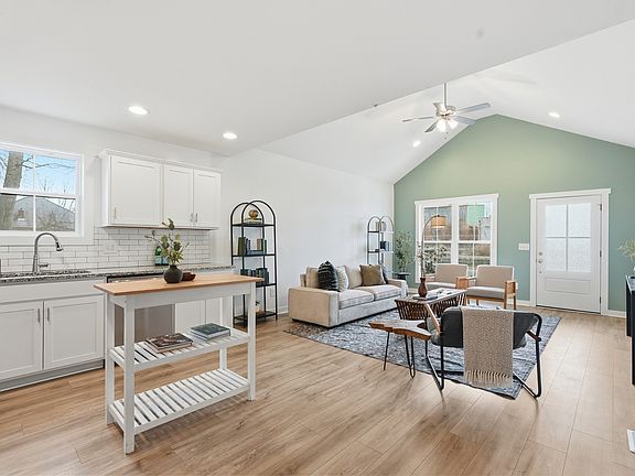 5th image of 113 11th Ave W